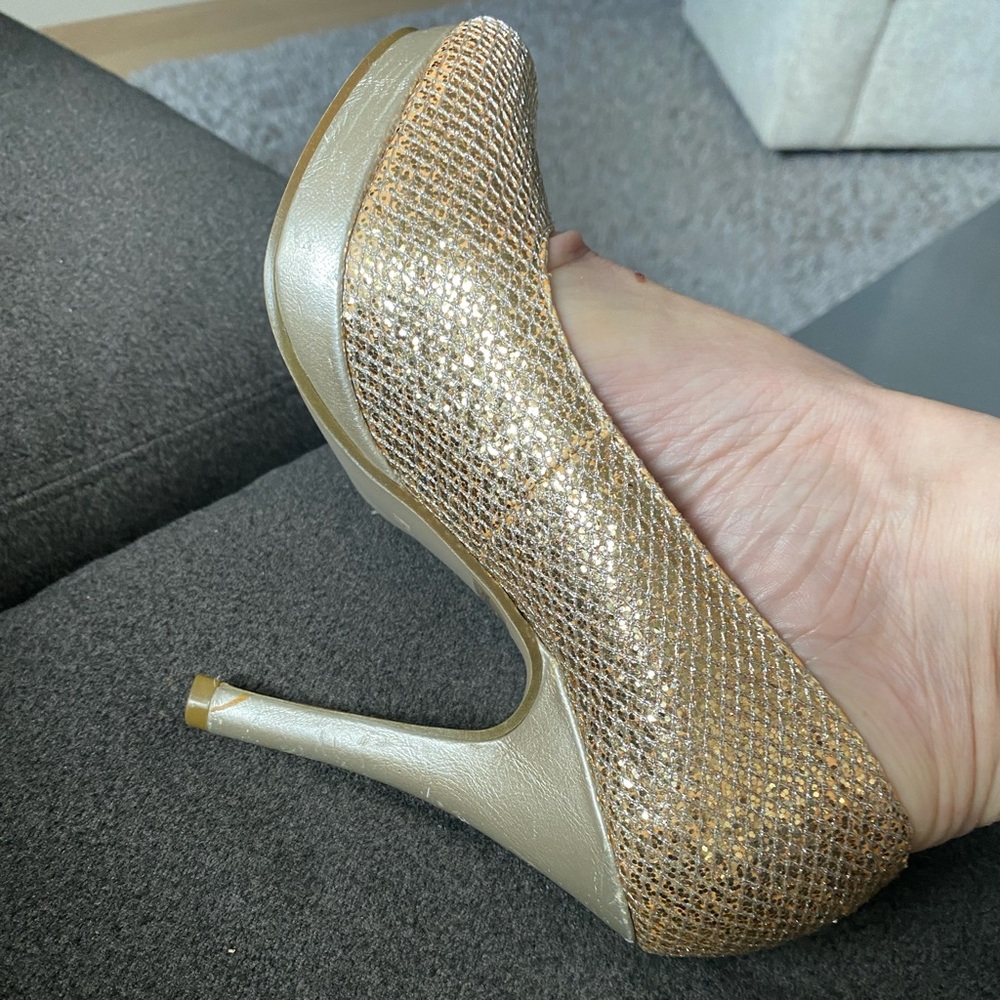 Women’s Gold Sparkle Pump size 5.5 by Touch Ups. - Picture 8 of 14